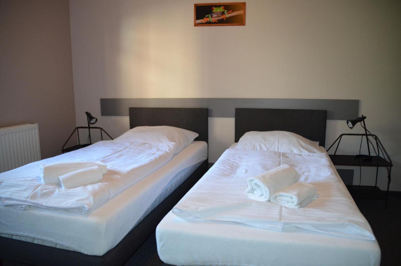 Hotel Tenis Хжастовице Екстериор снимка