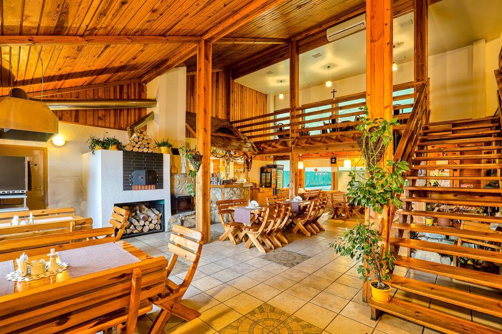 Hotel Tenis Хжастовице Екстериор снимка