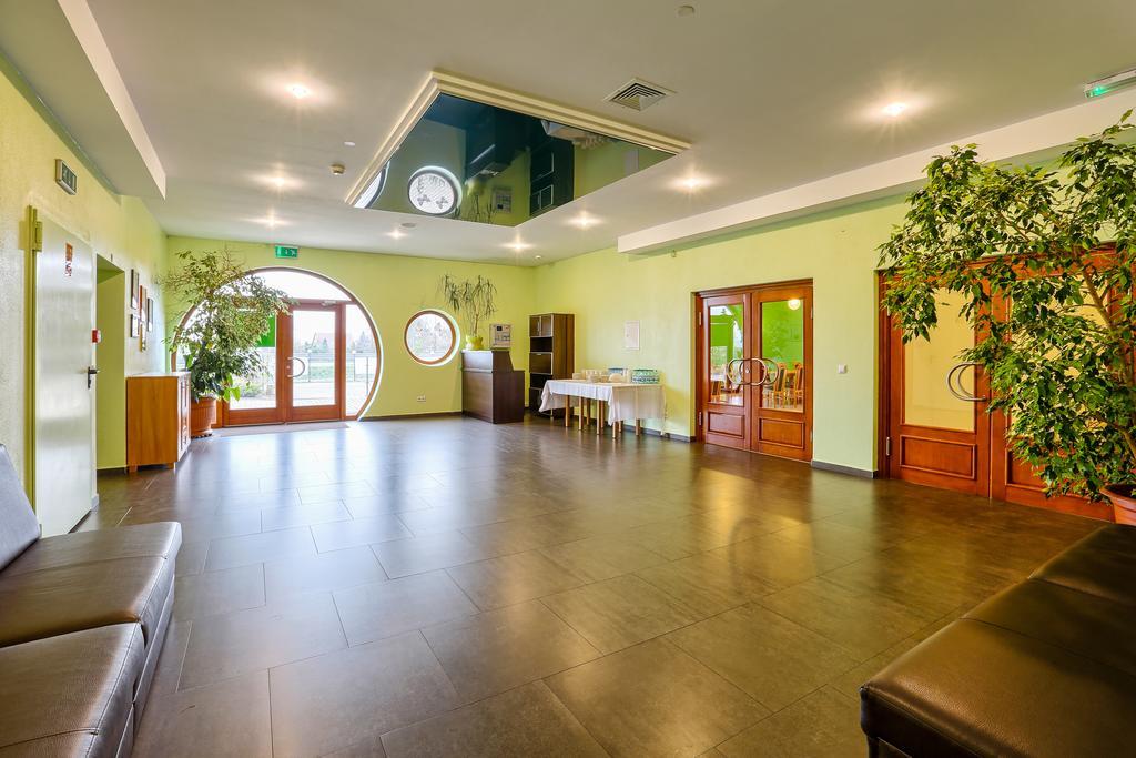 Hotel Tenis Хжастовице Екстериор снимка
