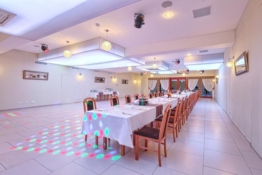 Hotel Tenis Хжастовице Екстериор снимка